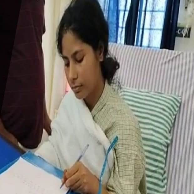 তারপরেই রাজ্যের স্বাস্থ্য দফতর তাকে নন নার্সিং স্টাফ হিসেবে নিয়োগ করার সিদ্ধান্ত নিয়েছে। চাকরির জন্য সুপারিশ করেছে ওয়েস্ট বেঙ্গল হেলথ রেক্রুটমেন্ট বোর্ড। তারপরেই রেনু খাতুনের হাতে নিয়োগপত্র তুলে দিয়েছেন পশ্চিম বর্ধমানের জেলাশাসক এস অরুণ প্রসাদ। দুর্গাপুরে যে বেসরকারি হাসপাতালে রেনু চিকিৎসাধীন রয়েছেন, সেখানে গিয়েই তার হাতে নিয়োগপত্র তুলে দিয়েছেন জেলাশাসক।