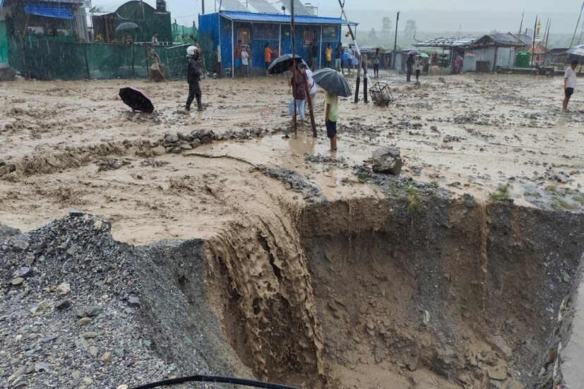 ভুটান থেকে আসা জলের প্রবল স্রোতে ভয়াবহ পরিস্থিতি ভারত-ভুটান পাসাখা সীমান্ত জয়গাঁ খোকলাবস্তি এলাকায়। বর্তমানে আন্তজার্তিক পাসাখা সীমান্ত দিয়ে যানাবাহন চলাচল বন্ধ রয়েছে। (লেখা ও ছবি: অনন্যা দে)