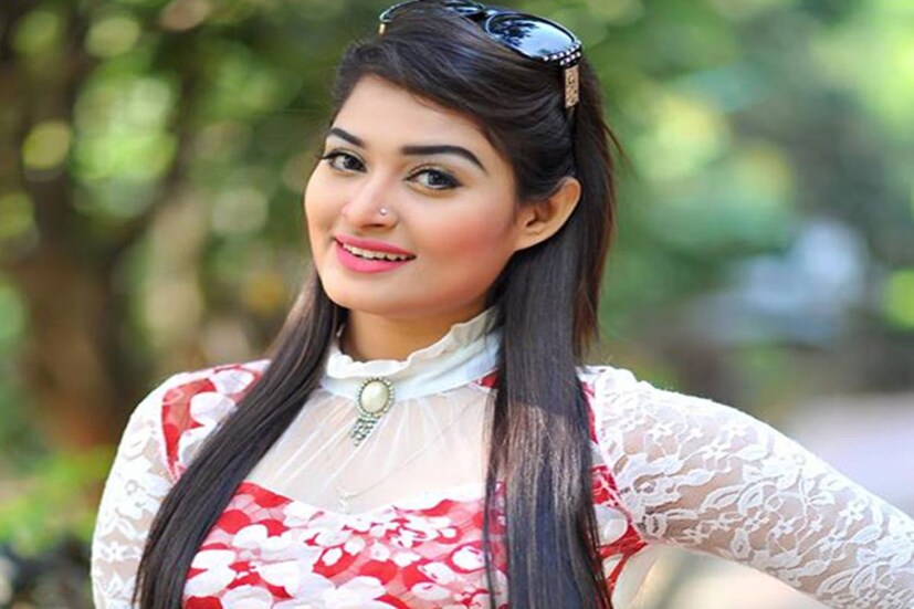 এ যেন এক অবিশ্বাস্য স্বপ্নপূরণ। যার আরেক নাম পদ্মা সেতু। বাংলাদেশের মানুষের শুধু নয় গোটা বিশ্বের কাছেই পদ্মা সেতু এক ইতিহাসের স্মারক হয়ে উঠেছে। আর সেই ইতিহাসকে স্বচক্ষে দেখতে আর এই স্বপ্নকে ছুঁয়ে দেখার স্বাদ এপার ও ওপার বাংলার আপামর বাঙালির অন্তরে যে ইতিমধ্যেই উঁকি দিতে শুরু করেছে সে কথা বলাই বাহুল্য। দুই বাংলার সাধারণ মানুষ থেকে তারকারা সকলেই উচ্ছ্বসিত আজ। তাই সুযোগ পেলেই ছুটছেন স্বপ্ন ছুঁতে।