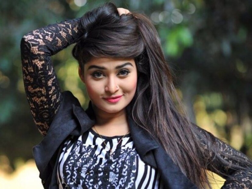 এর আগেও বাংলাদেশের অনেক অভিনেতা অভিনেত্রী তথা সেলিব্রিটিদের দেখা গিয়েছে পদ্মা সেতুতে। নিজেরাই সোশ্যাল মিডিয়া হ্যান্ডেলে তাঁরা শেয়ার করেছেন সেই ছবিও। এবার সেই তালিকায় নাম জুড়ল অভিনেত্রী শিরিন শিলার।
