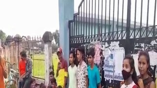 বিক্ষোভকারীদের হাতে ছিল তৃণমূলের পতাকাও৷ 