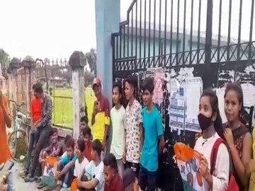 বিক্ষোভকারীদের হাতে ছিল তৃণমূলের পতাকাও৷ 