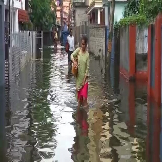 অন্যদিকে অতিভারী বৃষ্টির জেরে উত্তরবঙ্গ ভাসছে। বুধবার অতিভারী বৃষ্টির পূর্বাভাস রয়েছে জলপাইগুড়ি ও আলিপুরদুয়ারে। দার্জিলিং, কালিম্পং, কোচবিহার, উত্তর ও দক্ষিণ দিনাজপুরে ভারী বৃষ্টির সম্ভাবনা রয়েছে। শুক্রবার থেকে এই জেলায় বৃষ্টির পরিমাণ কমবে।