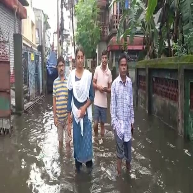 উত্তরবঙ্গে আজও বিক্ষিপ্ত ভারী বৃষ্টির সম্ভাবনা। অতি ভারীর বৃষ্টির সতর্কতা রয়েছে রাজ্যের তিন জেলায়। জলপাইগুড়ি, আলিপুরদুয়ার এবং কোচবিহার এই তিন জেলায় আজও অতিভারী বৃষ্টির সতর্কতা।