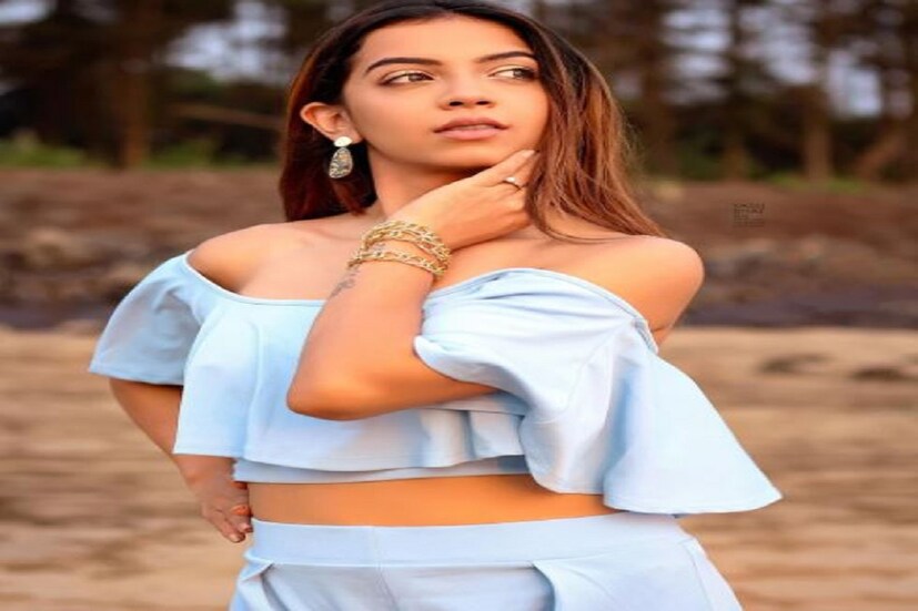 এর পিছনে তিনি কারণের বিষয়েও বলেছেন৷ টিভি সিরিয়াল যার দ্বারা তিনি জনপ্রিয় হয়েছিলেন সেখানে তাঁর চরিত্র নেগেটিভ শেডের ছিল৷ তাই সোশ্যাল মিডিয়া প্ল্যাটফর্মে তাঁকে যাঁরা পছন্দ করছেন না তাঁরাই এইরকম হুমকি দিতেন৷  Photo Courtesy @simranbudharup/Instagram