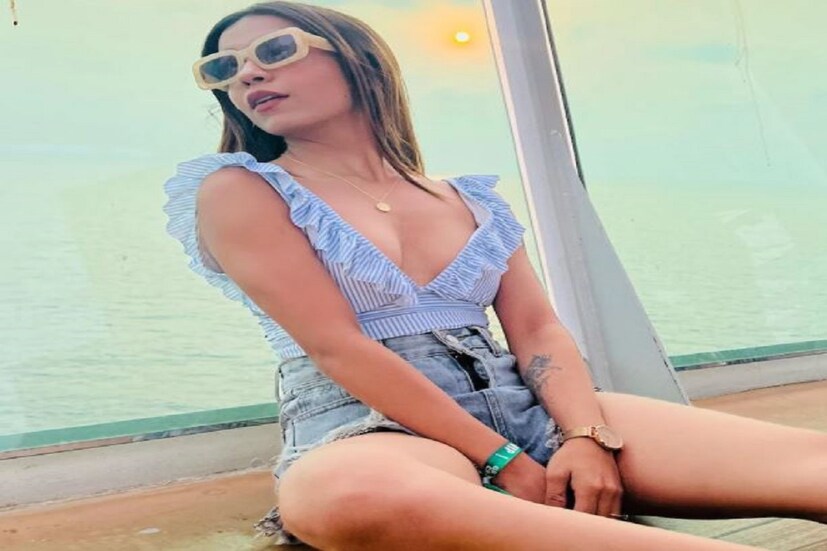 শো তিনি রবি ও দেবের সঙ্গে সম্পর্ক তিনি ছেড়েছেন৷ তাই তাঁকে একাধিক নেগেটিভ সম্পর্ক ভেবে নিয়ে এভাবে হুমকি দেওয়া শুরু করেছিল নেটিজেনরা৷ প্রথম প্রথম বিষয়টা ঠিক থাকলেও পরে তাঁকে প্রাণে মেরে দেওয়ার হুমকি দেওয়া শুরু হয়৷ Photo Courtesy @simranbudharup/Instagram