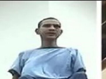 হাসপাতালের কার্নিশে বসে সুজিত অধিকারী৷ 