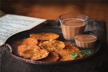 চায়ের সঙ্গে নোনতা না হলে চলে না! অজান্তে বিষ ঢুকছে শরীরে, কী কী ক্ষতি হতে পারে?