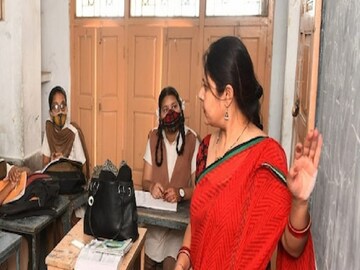 শিক্ষক নিয়োগ নিয়ে 'বড়' ঘোষণার সম্ভাবনা প্রতীকী ছবি৷ 