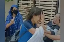 পিৎজা ডেলিভারি সংস্থার মহিলা কর্মীকে রাস্তায় ফেলে ব্যাপক মারধর, ভিডিও ভাইরাল !