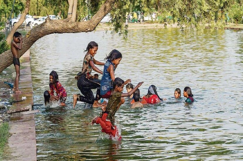 আজ কলকাতায় সর্বনিম্ন তাপমাত্রা ২৯.৩ ডিগ্রি সেলসিয়াস স্বাভাবিকের থেকে ৩ ডিগ্রি বেশি। গতকাল বিকেলে সর্বোচ্চ তাপমাত্রা ছিল ৩৫ ডিগ্রি সেলসিয়াস স্বাভাবিক। আপেক্ষিক আর্দ্রতার পরিমাণ ৫৮ থেকে ৮৭ শতাংশ। গত ২৪ ঘণ্টায় বৃষ্টি হয়নি কলকাতায়।
