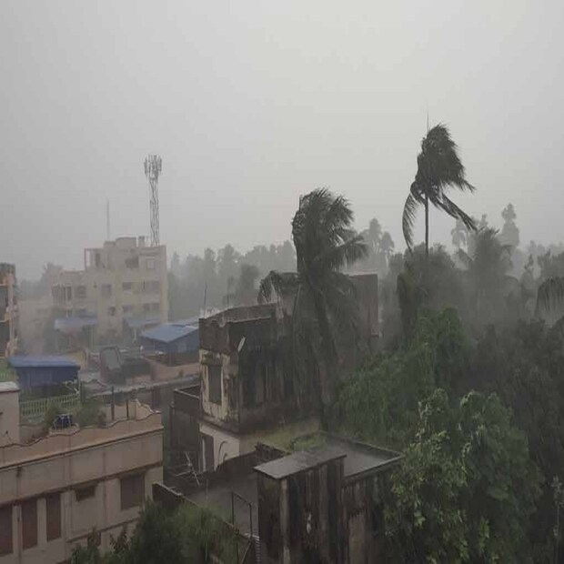 পূর্ব-পশ্চিম অক্ষরেখা রয়েছে উত্তর প্রদেশ থেকে বাংলাদেশে পর্যন্ত যা বিহার এবং পশ্চিমবঙ্গের উপর দিয়ে গেছে। এই রেখা নিচের দিকে নামলেই দক্ষিণবঙ্গে বৃষ্টি বাড়বে। এছাড়াও ছত্রিশগড় থেকে অন্ধপ্রদেশ পর্যন্ত একটি অক্ষরেখা গেছে। আরব সাগরে একটি অফ সোর অক্ষরেখা রয়েছে অন্যদিকে পশ্চিমী হওয়া সক্রিয় হচ্ছে। এছাড়াও পশ্চিমী ঝঞ্ঝার সক্রিয় আছে।   আগামী দুইদিন দিল্লি পাঞ্জাব হরিয়ানা উত্তরপ্রদেশ এবং রাজস্থানী ভারী বৃষ্টির সম্ভাবনা। কঙ্কন গোয়া মুম্বাই ছাড়াও কেরালা কর্ণাটক গুজরাটে ভারী বৃষ্টির সম্ভাবনা।