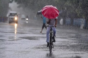 ভারী থেকে অতি ভারী বৃষ্টির সর্তকতা ‘এই’ জেলায়,দুপুরে রাস্তায় না বেরনোর পরামর্শ