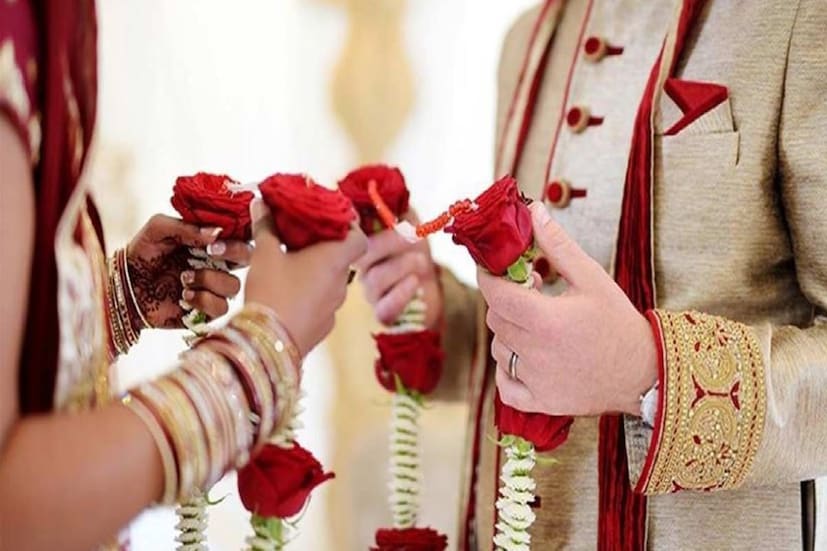 বেঁটে বর আর লম্বা কনে- এরকম কী নিজের চোখে খুব বেশি দেখেছেন, চেনা-পরিচিতদের মধ্যে দেখা তো প্রায় যায়ই না, এমনকি সেলিব্রিটিদের মধ্যেও হাতে গোনা এমন জুটি দেখা যায়৷ কিন্তু কেন এমন হয়? বরের তুলনায় কনে যদি লম্বা হয়, তাহলে, প্রচলিত ধারণা অনুযায়ি সেই কনের সঙ্গে বিবাহ হওয়া নিষিদ্ধ। বেশিরভাগ পরিবারেই এই কথাকে গুরুত্ব দেওয়া হয়৷ বিয়ের সময় বাড়ির গুরুজনেরাও বিষয়টিকে গুরুত্ব দেন। দেখে নেন কনে পাত্রের চেয়ে লম্বা নয়তো! এমনকি কুণ্ডলি দেখে মিলিয়ে অনেক কিছু মিললেও পাত্রী দেখে যদি দেখা যায় সে লম্বা তাহলে সেই বিয়েই বাতিল হয়ে যায়৷ Photo- Representative 
