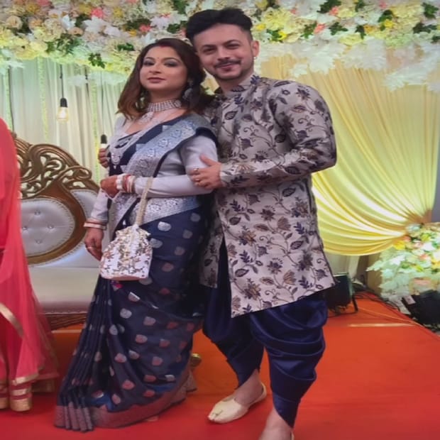 তার কারণ ধারাবাহিকে রাহুল বন্দ্যোপাধ্যায়ের বিয়ে হচ্ছে। তার জন্য তোড়জোড় চলছে। নিউজ18 বাংলাকে হৃতজিৎ বললেন, ''ধারাবাহিকের বন্ধুরা তো ভীষণ মস্করা করছে। বলছে, সেটে যেটা পরেছিলাম, সেটা পরেই নিজের রিসেপশনে চলে যাই। পাল্টানোর দরকার নেই। কেউ কেউ আবার বলছে, তাঁরাও এক অনুষ্ঠান থেকে অন্য অনুষ্ঠানে যাচ্ছে, জামাকাপড় বদলাবে না।''