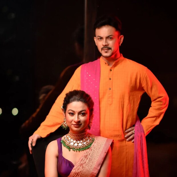 পঞ্জবি কনে অর্পিতার সঙ্গে হৃতজিতের আলাপ হয়েছিল এক বন্ধুর মাধ্যমে। প্রথম দেখাতেই অর্পিতার প্রেমে পড়েন টেলি নায়ক। কিন্তু তাঁর নম্বর নেওয়া থেকে শুরু বন্ধুত্ব করা, তার পর প্রেমের এই পর্বটি বেশ দীর্ঘ ছিল। বহু বছর ধরে অর্পিতার তরফে সবুজ সংকেত না পেয়ে পেয়ে আতঙ্কে ছিলেন তিনি। কিন্তু শেষ প্রেম এল। দু'তরফেই। অনেক দিন পর্যন্ত পরিবারের তরফে লুকিয়ে রেখেছিলেন দু'জনে। বিয়ে করার সিদ্ধান্ত নেওয়ার পরেই তাঁরা বাড়ির লোকজনকে জানান। 