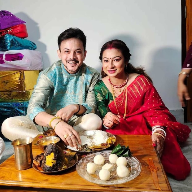 খানাপিনার এলাহি ব্যবস্থাপনা ছিল রবিবার। স্টার্টারে মাছ এবং রেশমি কবাব। সরবৎ, চা, কফি তো ছিলই। তার পরে মেইন কোর্স শুরু। সেই তালিকায় ছিল বাটার নান, ডাল মাখানি, গোল্ডেন প্রন, মটন, পোলাও, সাদা ভাত, মাছের কালিয়া, চাটনি পাঁপড়। মিষ্টি মুখের জন্য নানা ধরনের মিষ্টি, আইসক্রিম, কুলফি। হৃতজিতের সন্তুষ্টি এখানেই যে অতিথি মন ভরে খেয়েছেন। খাবারের স্বাদ খুব ভাল বলেছেন সকলে।