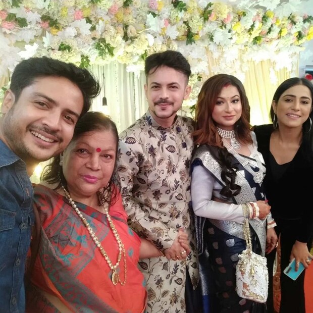 হৃতজিতের রিসেপশনে অভিনেতা সুমন দে ছাড়াও ইন্ডাস্ট্রির আরও অনেকে উপস্থিত হয়েছেন। তা ছাড়া সরকারের পক্ষ থেকে উচ্চপদস্থ আধিকারিকরাও এসেছিলেন। হৃতজিতের মতো মিশুকে মানুষের পরিচিতির বলয়টিও বেশ বিস্তীর্ণ। জেলাশাসক, এসিপি, ফিশারি ডিপার্টমেন্টের কয়েক জন কর্মীও হাজির হয়েছিলেন।
