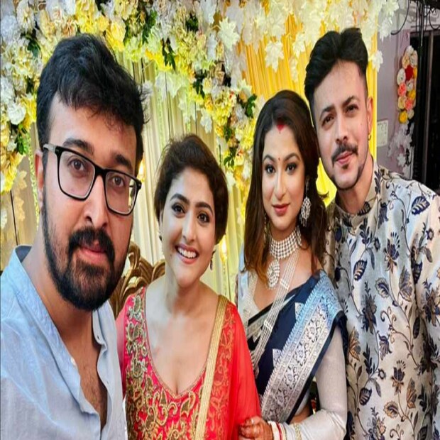 ক্যানসারজয়ী অভিনেত্রী ঐন্দ্রিলা শর্মা, তাঁর প্রেমিক অভিনেতা সব্যসাচী মুখোপাধ্যায়ও উপস্থিত হয়েছিলেন। সেজেগুজে হাজির হয়েছিলেন বন্ধুর রিসেপশনে। সে ছবি পোস্ট করা হয়েছে ইনস্টাগ্রামেও। রাহুল অরুণোদয় বন্দ্যোপাধ্যায়, তনুকা চট্টোপাধ্যায় প্রমুখও হাজির হয়েছিলেন।
