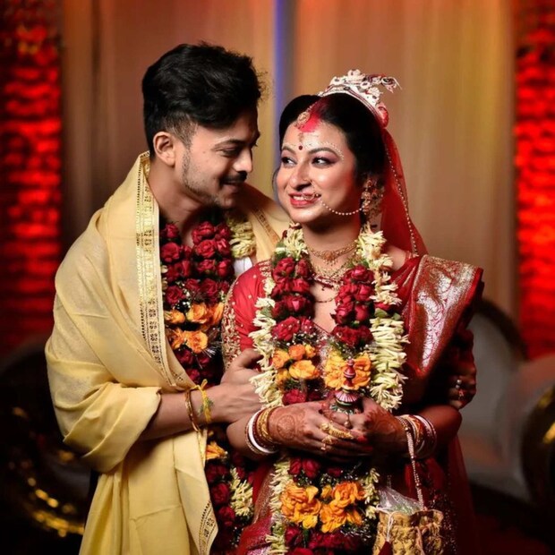 হৃতজিৎ এবং অর্পিতা ভেবেছিলে, মেয়ের বাড়ি থেকে মেনে নেবে না কেউ। ইন্ডাস্ট্রির নায়ক মানে নানা ধরনের রটনা চলতেই থাকে। সেই কারণে যদি বিয়েতে মন না দেন শ্বশুর-শাশুড়ি। এই ভয়েই এত দিন সব লুকিয়ে রেখেছিলেন তাঁরা। কিন্তু দেখা গেল, অর্পিতার বাবা-মা অত্যন্ত অমায়িক দু'টি মানুষ। জামাইকে তাঁরা সাদরে গ্রহণ করেছেন। তাঁর পেশাকেও।
