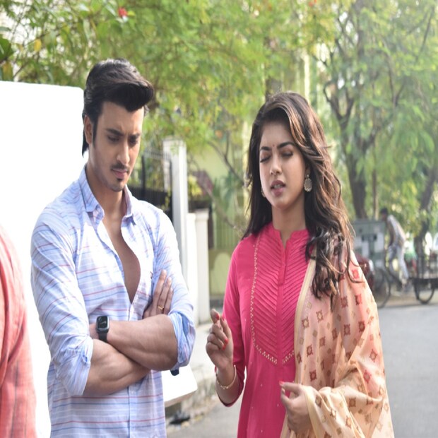 টেলিপাড়ায় জন ভট্টাচার্য এখন পরিচিত নাম। 'বোঝে না সে বোঝে না', 'মিঠাই', 'রিমলি'-একের পর এক জনপ্রিয় সিরিয়ালের দৌলতে জন এখন বাঙালির ঘরের ছেলে। সম্প্রতি 'গোলন্দাজ' ছবিতে অভিনয়ের পর সিনেপাড়াতেও জন এখন চেনা মুখ। 