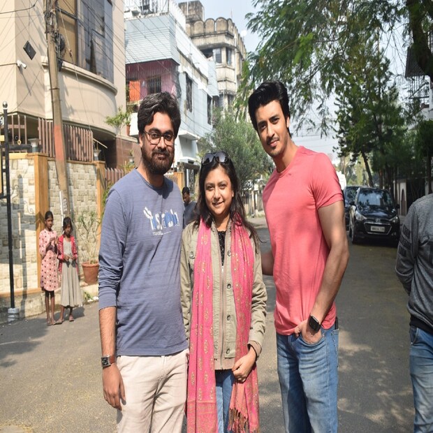কেমন ছবির গল্প? ইন্দ্র এবং রিনার সুখের সংসার। ওঁদের সংসারে আসে ইন্দ্রর খুড়তুতো ভাই আরিয়ান। সরকারি চাকরির প্রস্তুতি নিতেই তাঁর আগমন। এমন সময় রিনার বোন তৃণাও ঘুরতে আসে দিদির বাড়ি। যথারীতি তৃনার প্রেমে পড়ে আরিয়ান। কিন্তু নিজের মধ্যেই সেই প্রেম লুকিয়ে রাখে। কিন্তু একদিনের এক লোডশেডিং-এর কবলে পড়ে ওঁদের প্রেমের কী পরিণতি হয়, সেই নিয়েই ৩২মিনিটের ছবি 'অন্য ভ্যালেন্টাইন'।