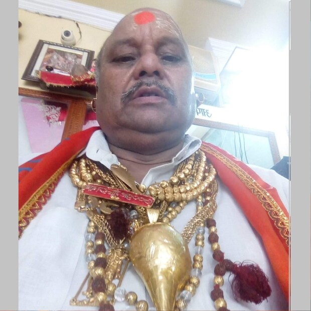 প্রয়াত বাপ্পি লাহিড়ির থেকে তাঁর শরীরে বেশি সোনার গয়না থাকে। তিনি করোনা মহামারীর এই সময় সোনার মাস্কও পরেছিলেন।