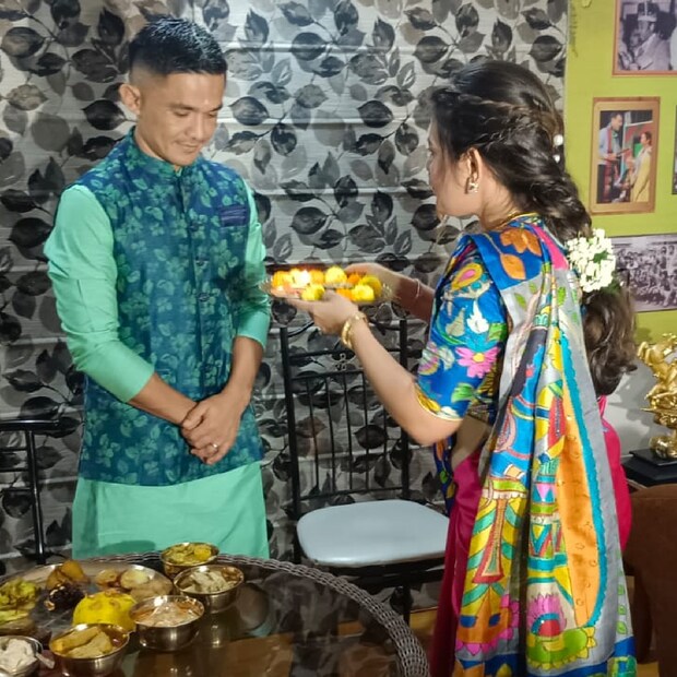 জাতীয় দলের ডিউটিতে ছিলেন। তাই জামাইষষ্ঠী করা হয়নি। শেষমেশ অকাল জামাইষষ্ঠী পালন সুনীল ছেত্রীর।
