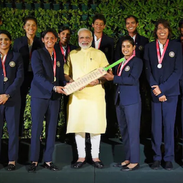 প্রধানমন্ত্রী এদিন বলেছেন, মিতালি রাজ কোনও সাধারণ ক্রিকেটার নন। বরং তিনি এমন একজন যাঁকে দেখে বহু মানুষ অনুপ্রাণিত হতে পারে। 