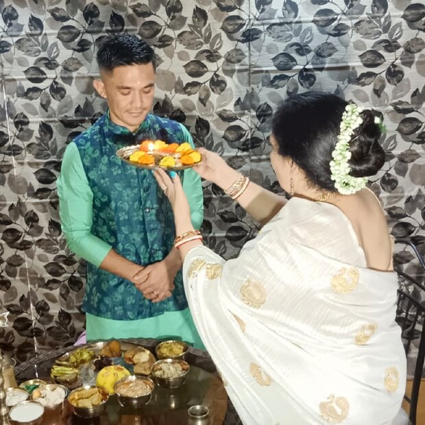 এশিয়ান কাপে কোয়াফাই করেছে ভারতীয় ফুটবল দল। আর তার পরই কলকাতায় শ্বশুরবাড়িতে হাজির সুনীল।