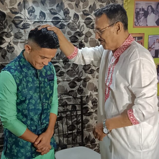 সুব্রত ভট্টাচার্য আশীর্বাদ করলেন জামাই সুনীলকে।