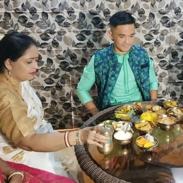 কোয়ালিফায়ার পর্ব মিটতেই সস্ত্রীক শ্বশুরবাড়িতে গেলেন সুনীল। 