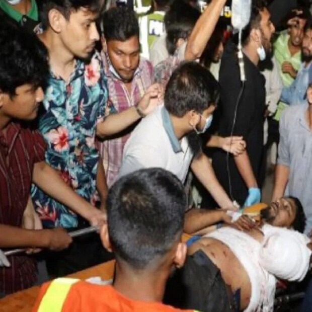 এই ঘটনায় এখনও পর্যন্ত পাঁচজন দমকলকর্মীও মারা গিয়েছেন বলে খবর। ডিপোর বিভিন্ন জায়গায় কন্টেইনার ওঠানো-নামানোর কাজ করেন কর্মীরা। শনিবার রাতে বিস্ফোরণের পর একের পর এক কর্মীর মৃত্যু হয় আগুনে দগ্ধ হয়ে।