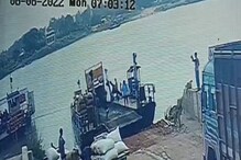ভাগীরথীতে উলটে গেল বালি বোঝাই ট্রাক, ধরা পড়ল সিসিটিভি ফুটেজে ভাগীরথীতে উলটে গেল বালি বোঝাই ট্রাক, ধরা পড়ল সিসিটিভি ফুটেজে
