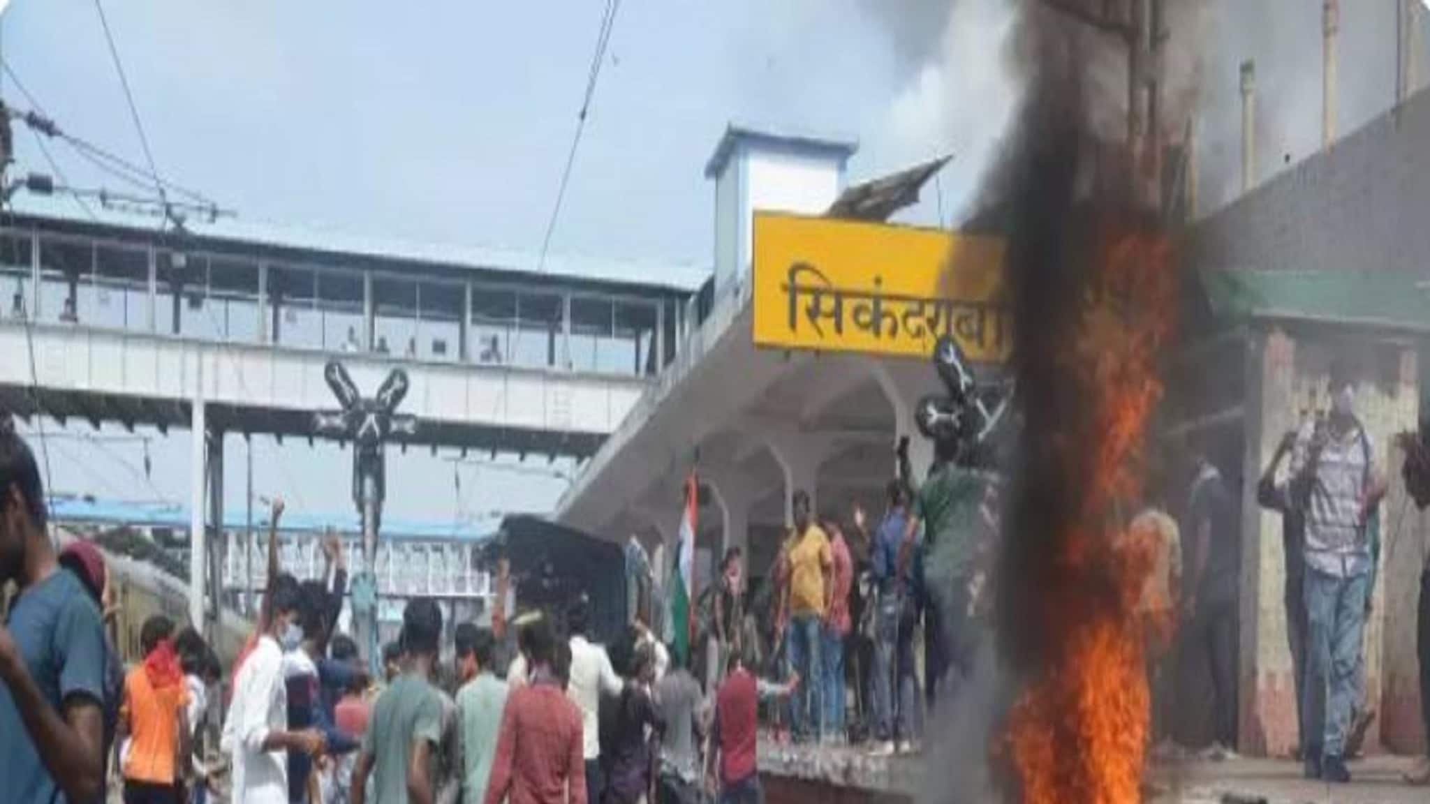 Explained: Agnipath Scheme: অগ্নিপথের বিক্ষোভের আগুনে পুড়ছে দেশ, কেন এই প্রতিবাদ-আন্দোলন? পড়ুন Explained: Agnipath Scheme: অগ্নিপথের বিক্ষোভের আগুনে পুড়ছে দেশ, কেন এই প্রতিবাদ-আন্দোলন? পড়ুন