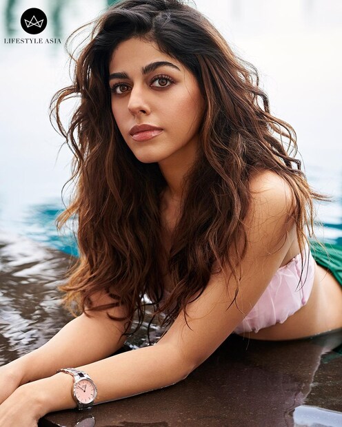 প্যাস্টেল শেডের বিকিনিতে মোহময়ী অলায়া