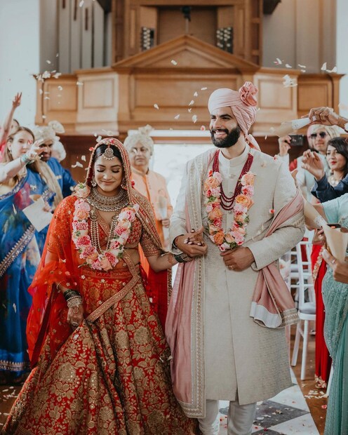 চিরাচরিত বিয়ের পোশাকে তাঁদের দুজনকেই খুবই আকর্ষণীয় লাগছিল৷
