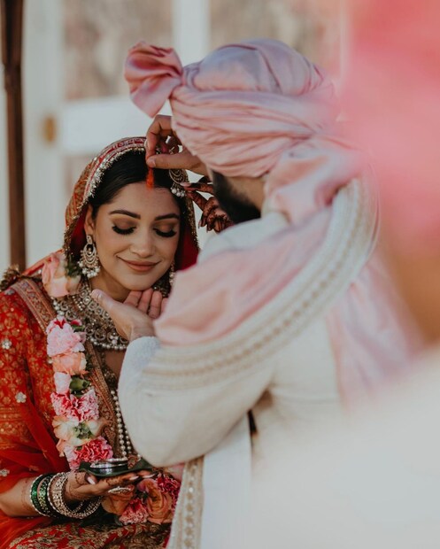 সলাজ নবকনে অনুজার সিঁথিতে সিঁদুর পরিয়ে দিলেন অঙ্কুর