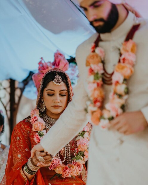 সাত পাকে বাঁধা পড়ে তাঁরা হলেন সপ্তপদী