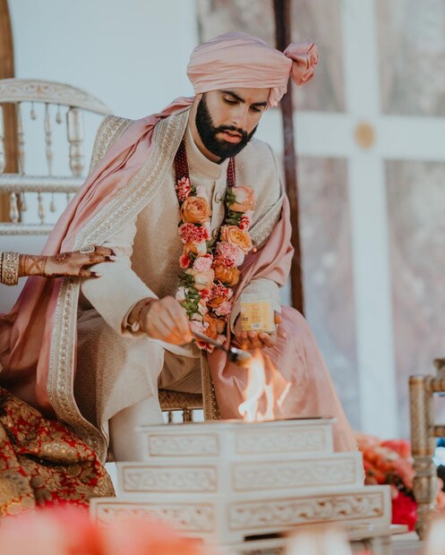 বিয়ের পোশাক হিসবে অঙ্কুর বেছে নেন প্যাস্টেল শেডের পোশাক