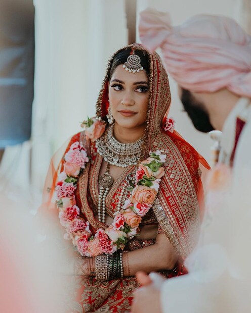 বিয়ের মণ্ডপেই কয়েক লহমায় কথা চোখে চোখে