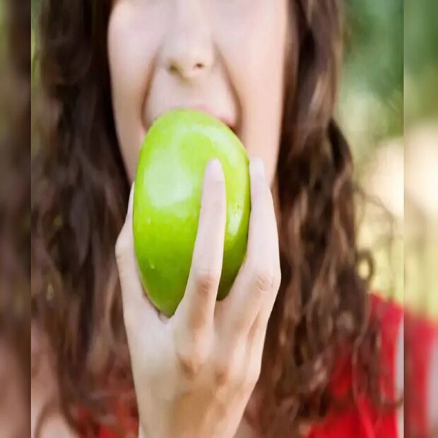 •আরও একটি জনপ্রিয় ফল রয়েছে যাকে বলা হয় Ice-Apple. 