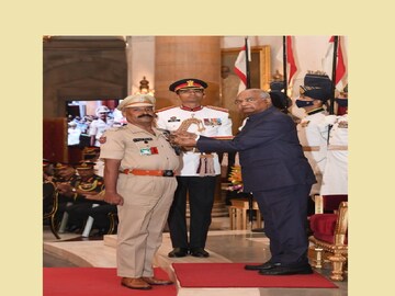 Dilip Malik gets shaurya chakra medal from president Ram Nath Kovind