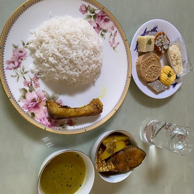 কে বলবে, এবার তিনি আইপিএল খেতাবজয়ী দলের সদস্য ছিলেন। এতটা সাদামাটা জীবন কি চ্যাম্পিয়নকে মানায়! তবে ঋদ্ধিমান সাহা কবেই বা ঝা চকচকে জীবনে বিশ্বাসী! তিনি সাধারণের মধ্যে অসাধারণ।