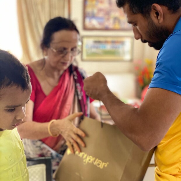 যতই দেশ-বিদেশে দাপট নিয়ে ক্রিকেট খেলুন, আজকের দিনে তিনি একেবারে ঘরের জামাই। বাংলার ছেলে ঋদ্ধিমান তাই হাজির শ্বশুরবাড়িতে। 