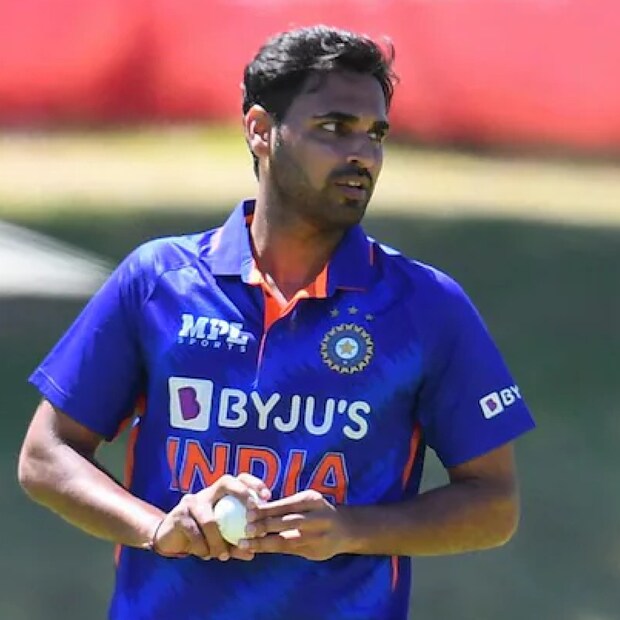 ভুবিকে একটা সময় অনেকে ঠাট্টা করে স্পিনার ডেকেছিলেন। তাঁর বলে গতি কম ছিল বলে। কেউ তাঁকে ব্যঙ্গ করে বলতেন, আহত বোলার। সেই ভুবি বুঝিয়ে দিলেন, এখনও তাঁর বিকল্প ভারতীয় দল পায়নি।
