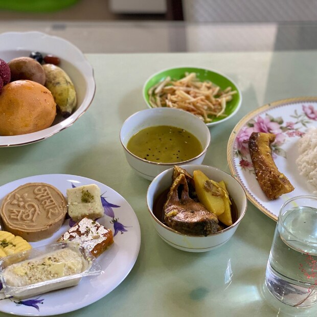ভাত, ডাল, মাছ, মিষ্টিতে জামাইষষ্ঠী ঋদ্ধিমান সাহার। একেবারে সাদামাটা খাবার। একেবারে আড়ম্বরহীন বললেও হয়তো কম বলা হবে।
