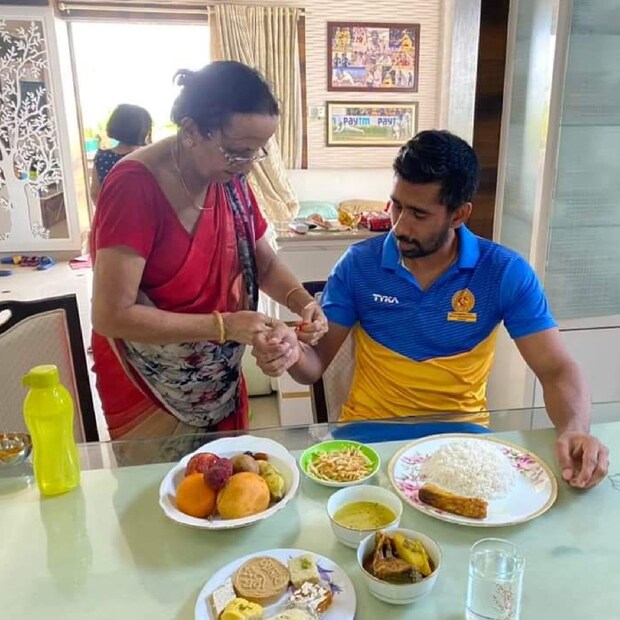 আইপিএল খেতাব জিতেছেন। এবার কিছুদিন ছুটি কাটানোর পালা। ঋদ্ধিমান কয়েকদিনের মধ্যেই যাবেন বিদেশে। তার পর ফিরে এসে সিএবির কাছে চাইবেন এনওসি। তবে সিএবি আরেক দফায় তাঁকে বোঝাবে বলে খবর।