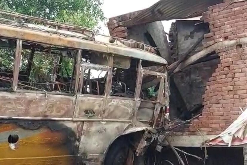 শর্ট সার্কিট থেকে চলন্ত বাসে আগুন লাগার ঘটনা ঘিরে চাঞ্চল্য! কাঁথির কেসুরকুন্দা বাসস্ট্যান্ডের কাছে ভয়াবহ ভাবে এই  দুর্ঘটনাটি ঘটেছে। 