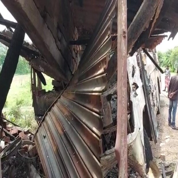 জানা গিয়েছে, কাঠ পুলবাজার মেদিনীপুর রুটের একটি বাসে শর্ট সার্কিট থেকেই আগুন লাগে। এরপরই নিয়ন্ত্রন হারিয়ে অগ্নিদ্বগ্ধ বাসটি রাস্তার পাশের একাধিক দোকানসহ ইলেকট্রিক খুঁটিতে ধাক্কা মারে। 